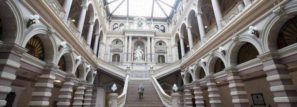 Die Eingangshalle des Wiener Justizpalastes mit der Statue der Justitia